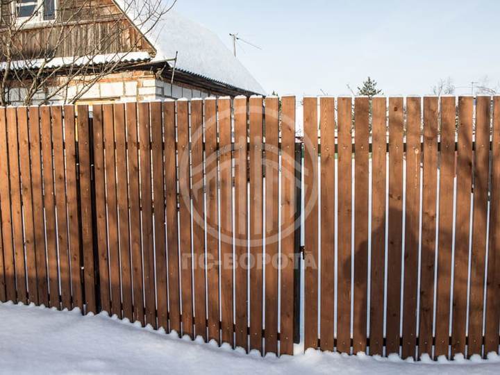 металлические распашные ворота из штакетника