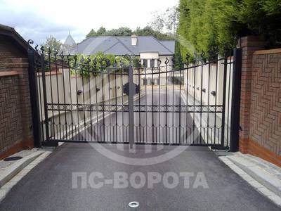 Решетчатые ворота с распашными створками и автоматикой