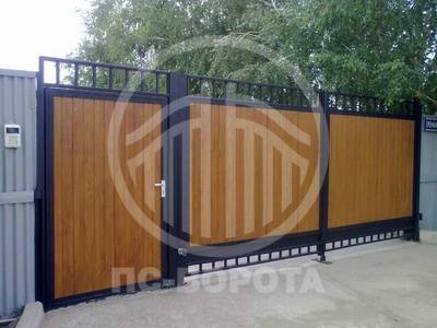Стальные распашные ворота с калиткой в одном стиле со створками