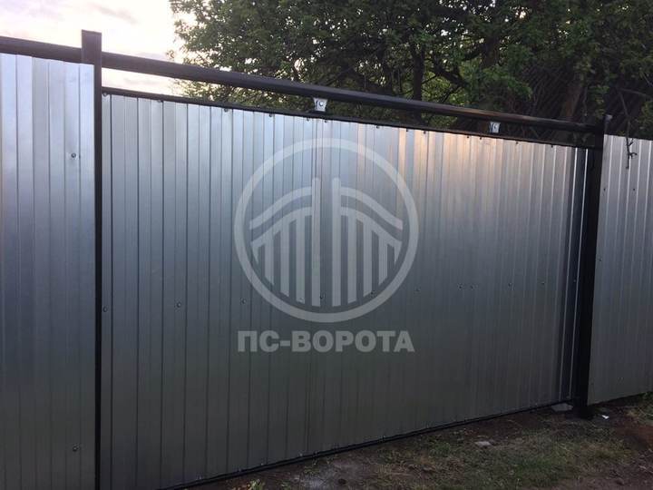 откатные металлические ворота с подвесным механизмом открывания